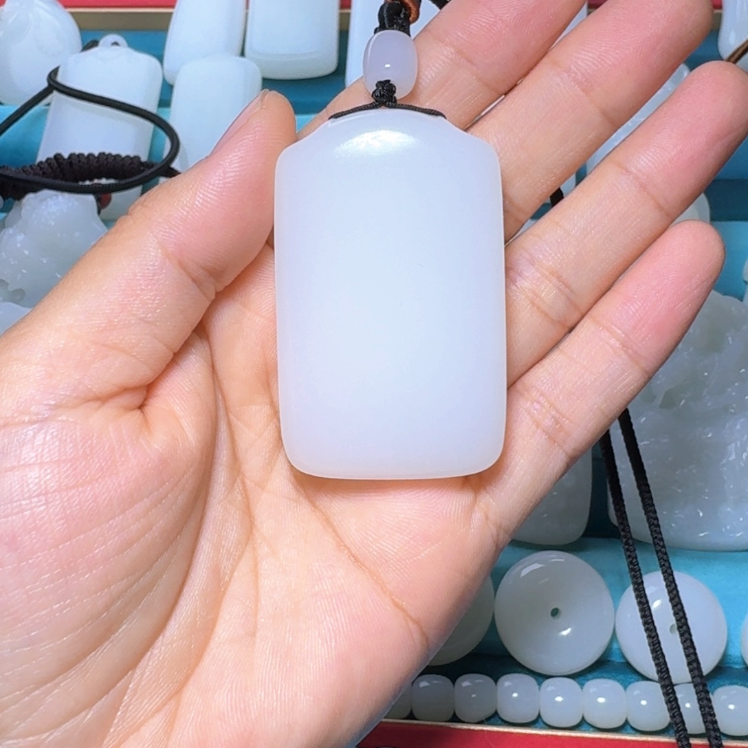 月***语和田玉未镶嵌颈饰