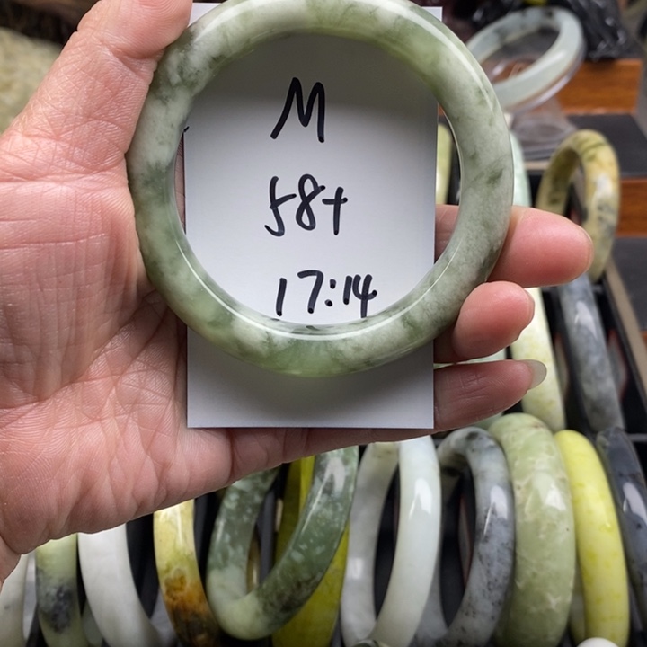 愿***。蛇纹石玉未镶嵌手镯