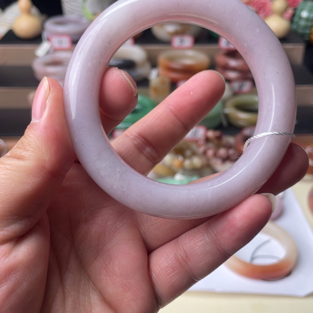 悠***》石英质玉未镶嵌手镯