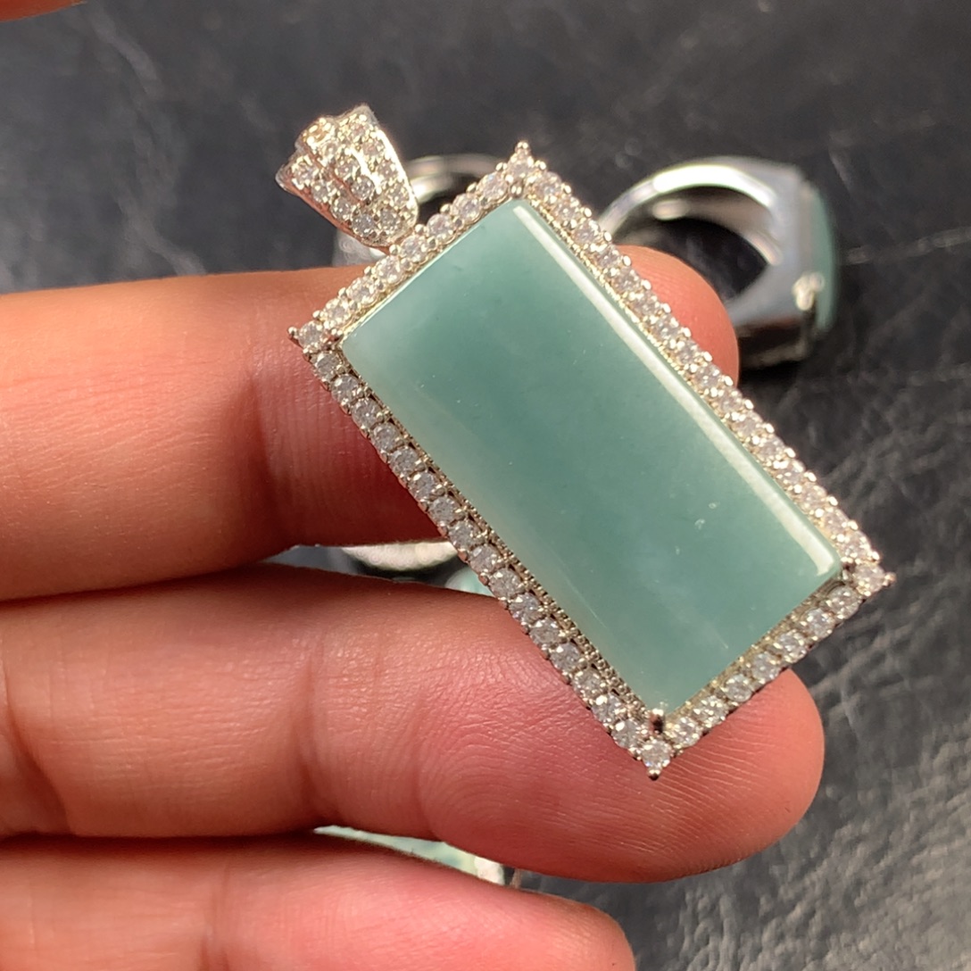 翡翠未镶嵌颈饰无事牌