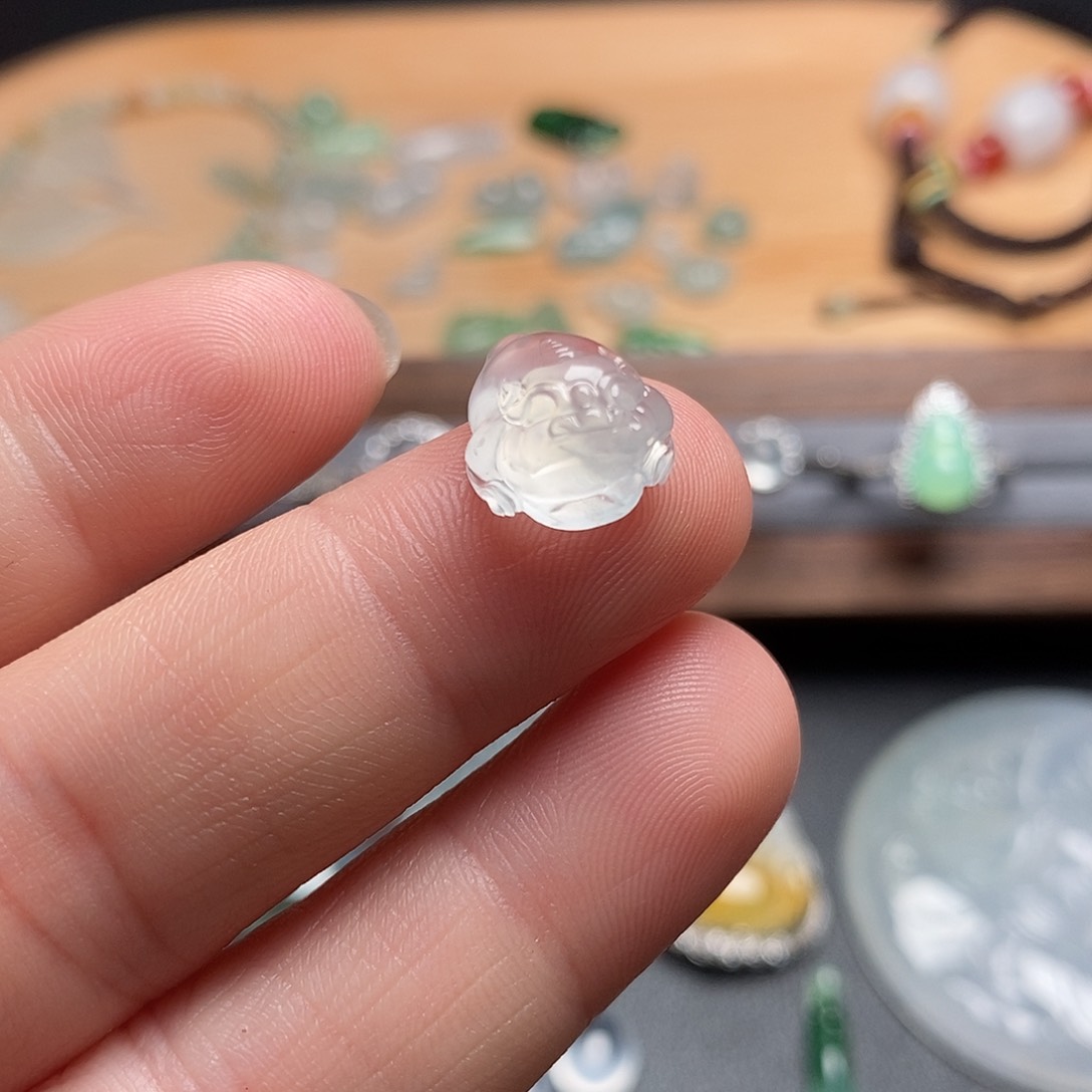 翡翠颈饰未镶嵌雪花棉三脚金蟾
