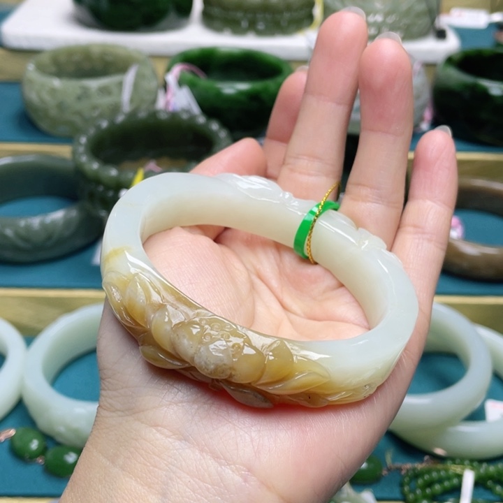 和田玉手60圈口 编号71贵妃镯未镶嵌