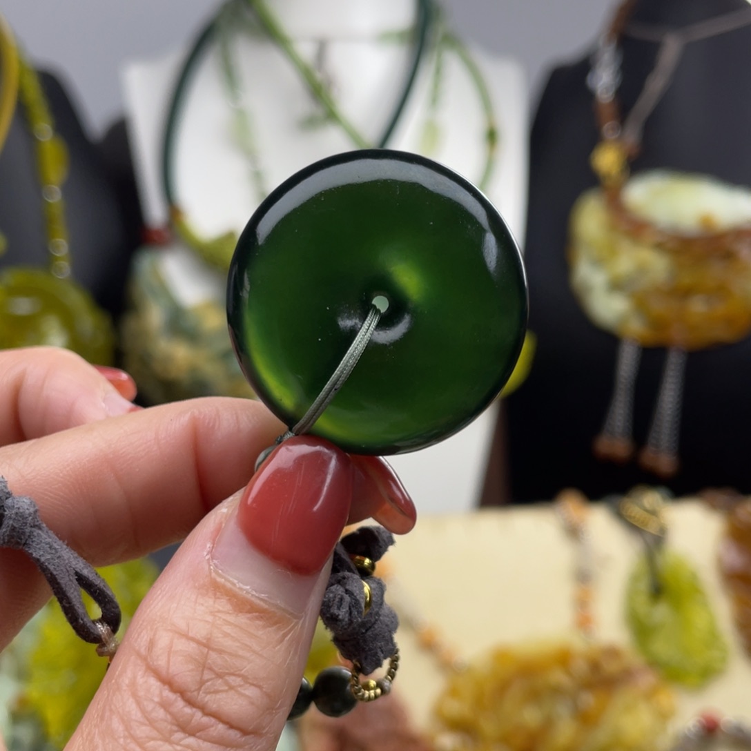 未镶嵌蛇纹石玉颈饰