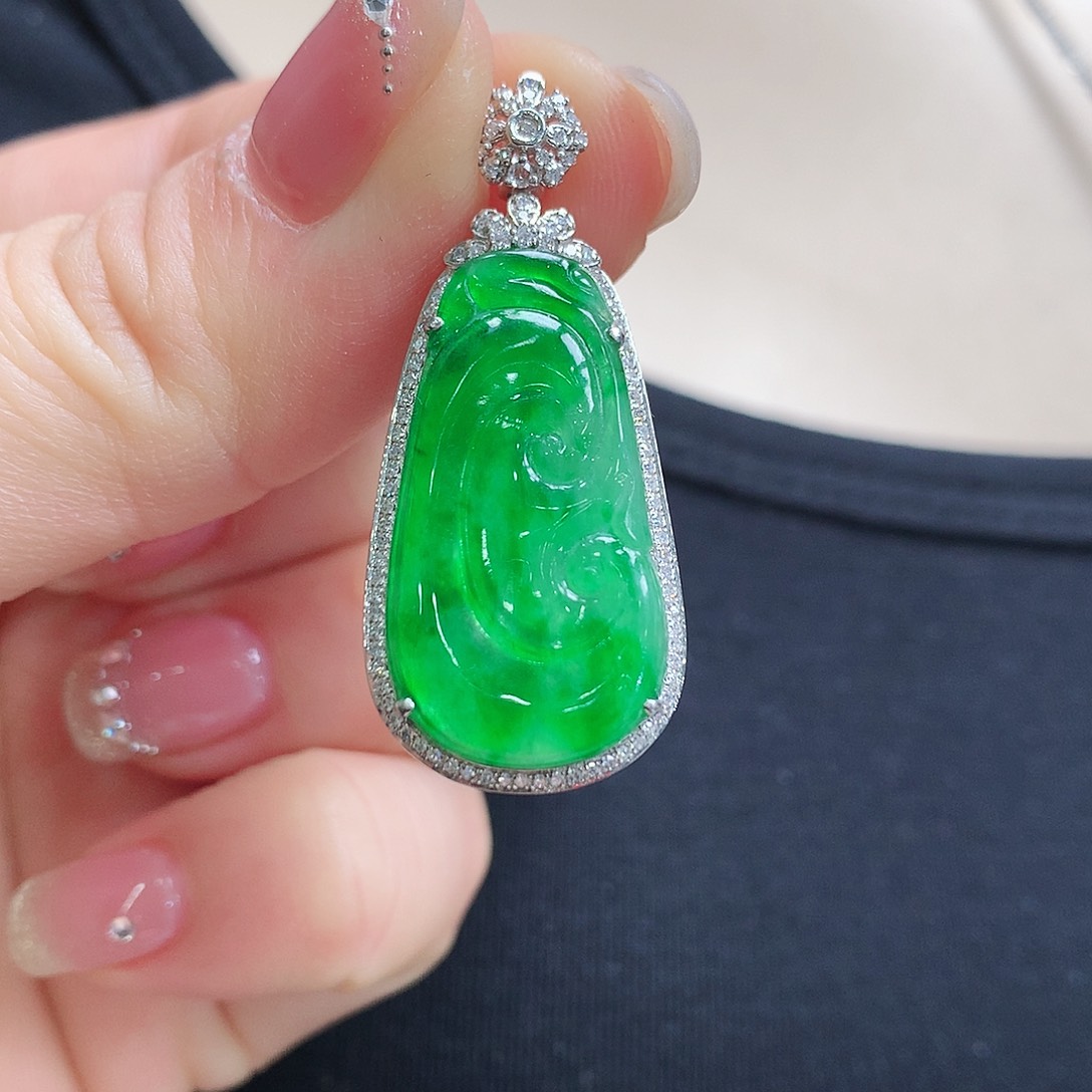 翡翠颈饰18K金镶嵌如意