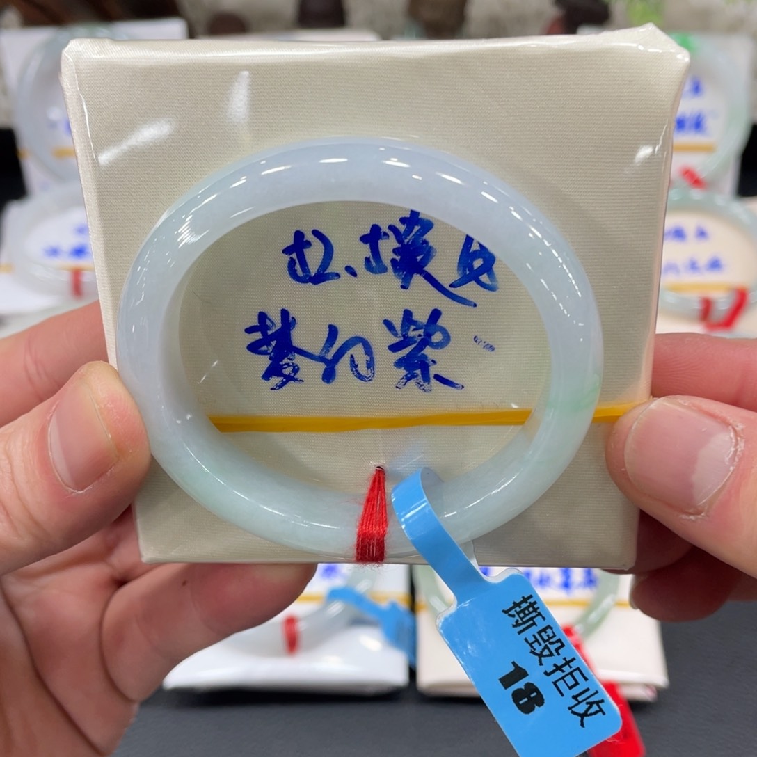 翡翠手镯未镶嵌翡翠