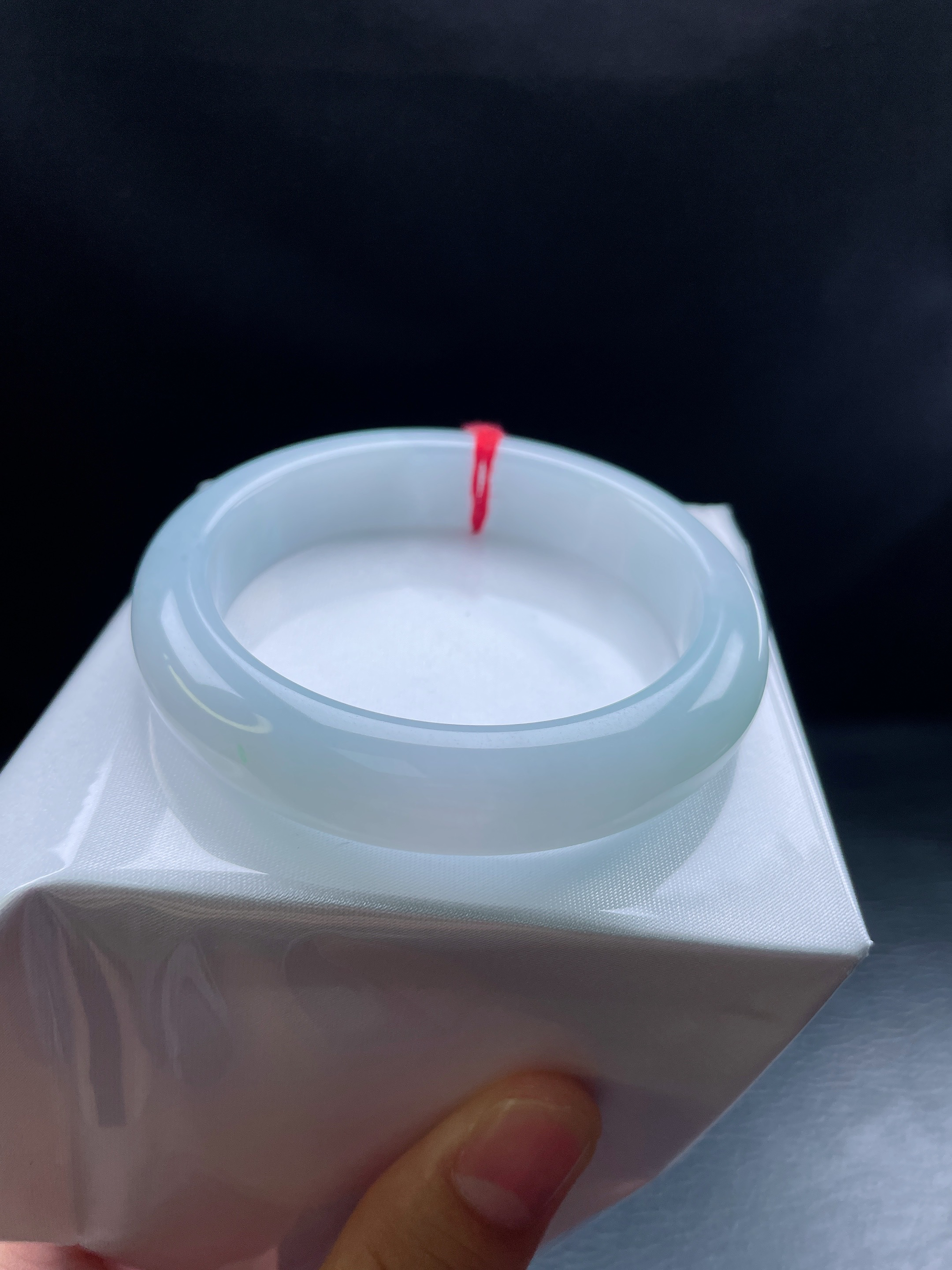 54圈糯化浅绿宽边手镯 有纹裂