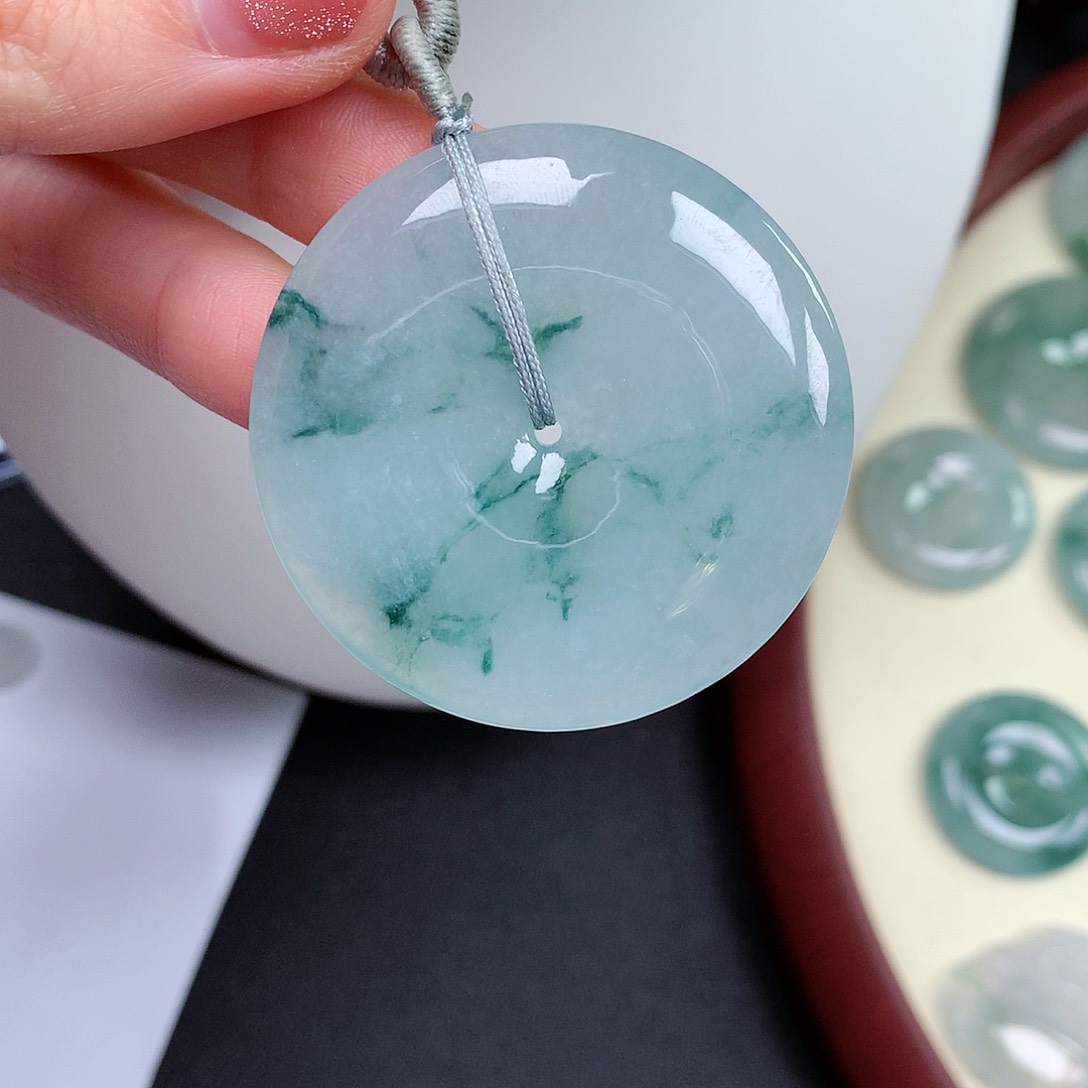 翡翠颈饰未镶嵌平安扣