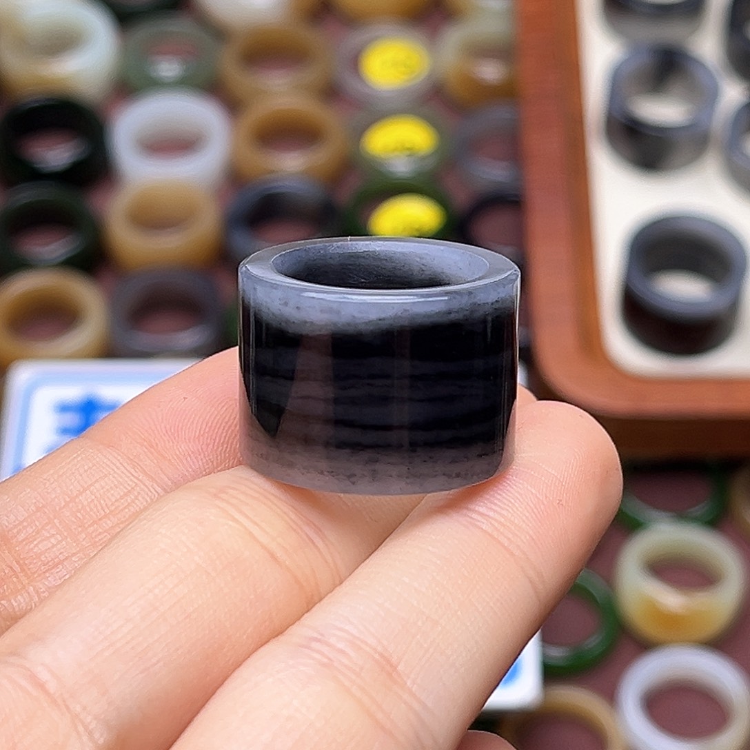 蝎****和田玉未镶嵌戒指