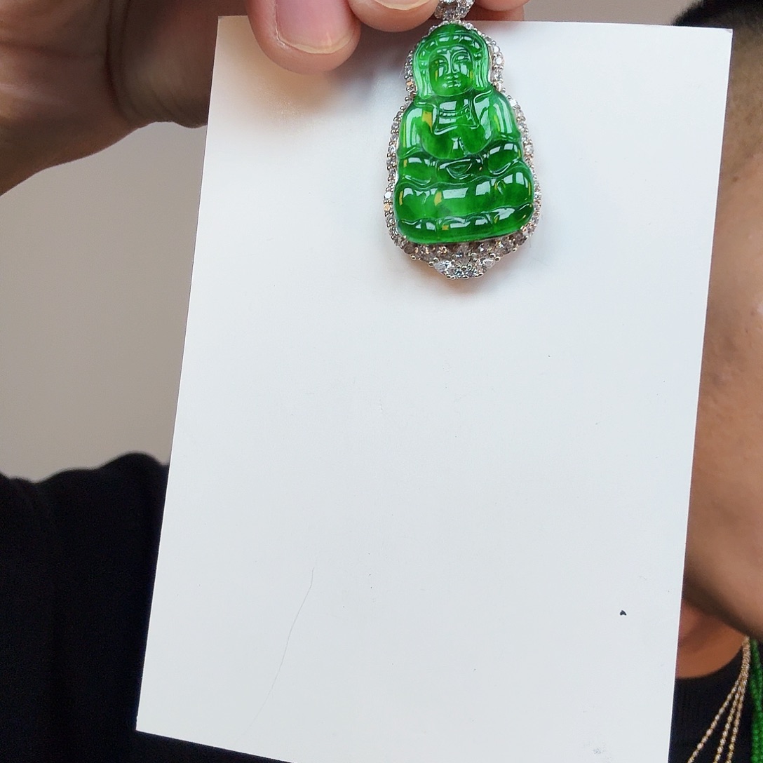 翡翠未镶嵌颈饰一件