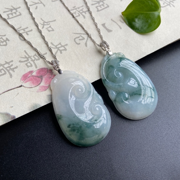 《银镶飘花如意发其一》天然缅甸翡翠A货吊坠雕刻。发其一