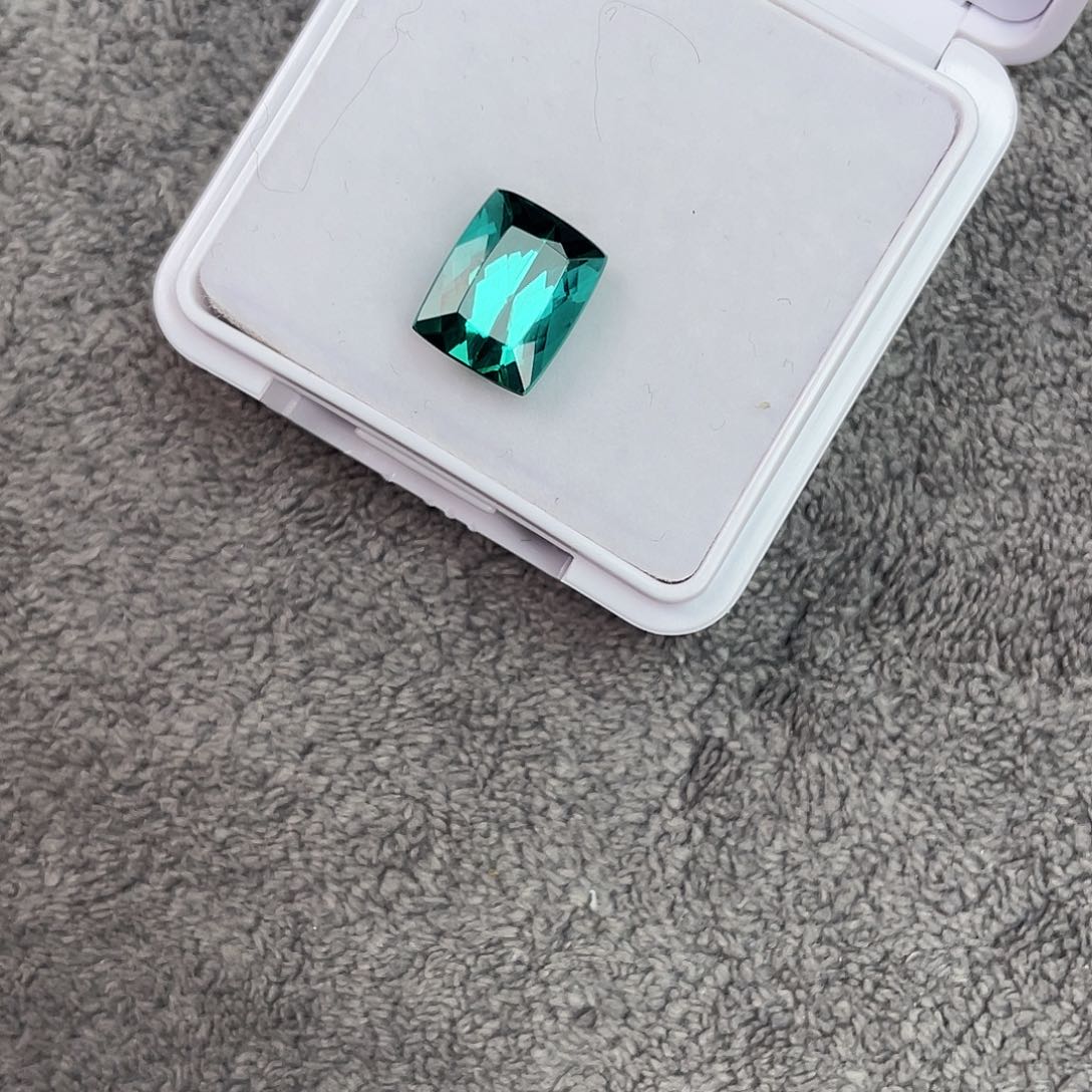 碧玺裸石未镶嵌3.842Ct。