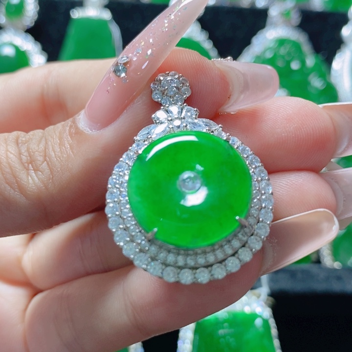 翡翠颈饰未镶嵌                