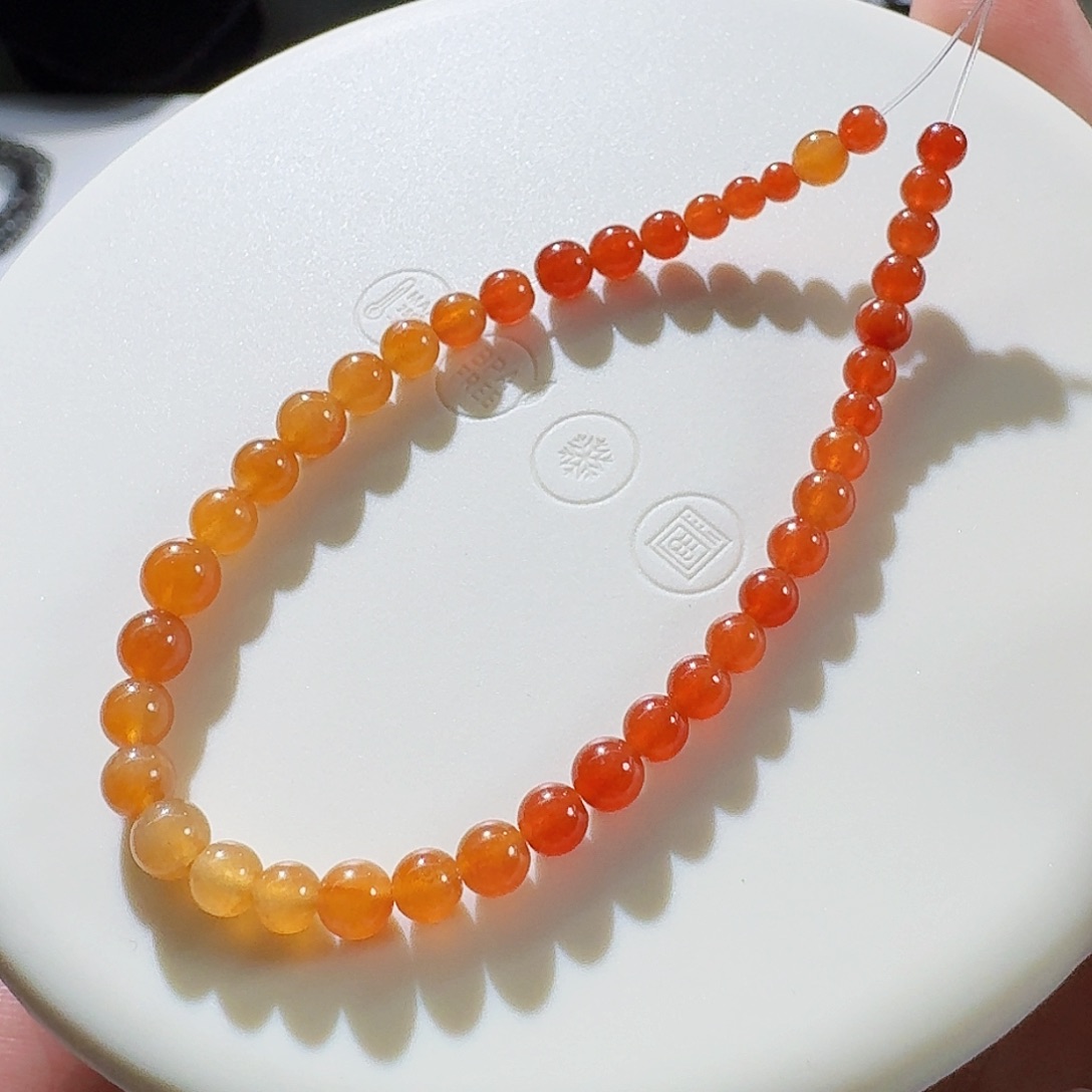 翡翠颈饰未镶嵌小*v红翡渐变珠子