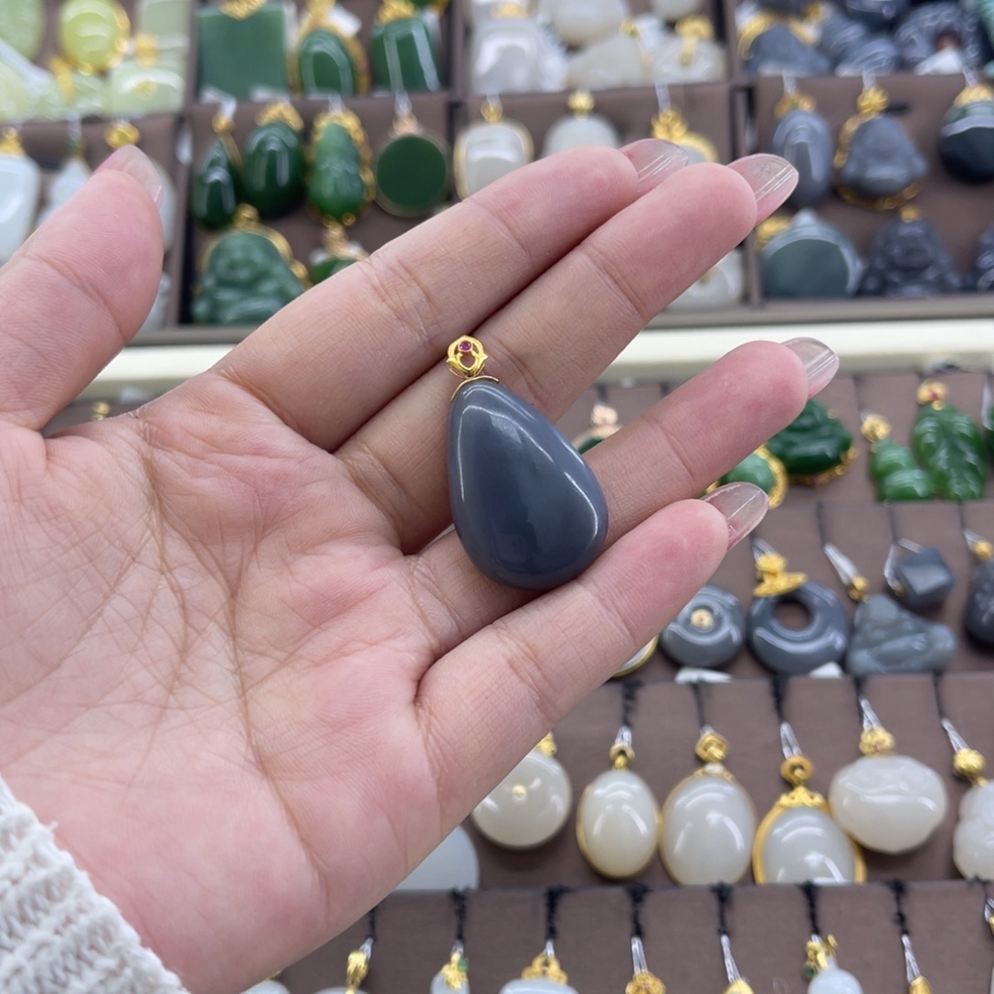 和田玉18K金镶嵌吊坠(赠链)