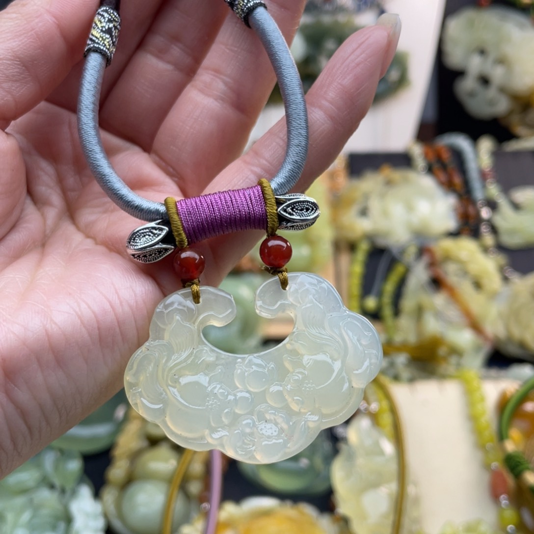 蛇纹石玉颈饰未镶嵌