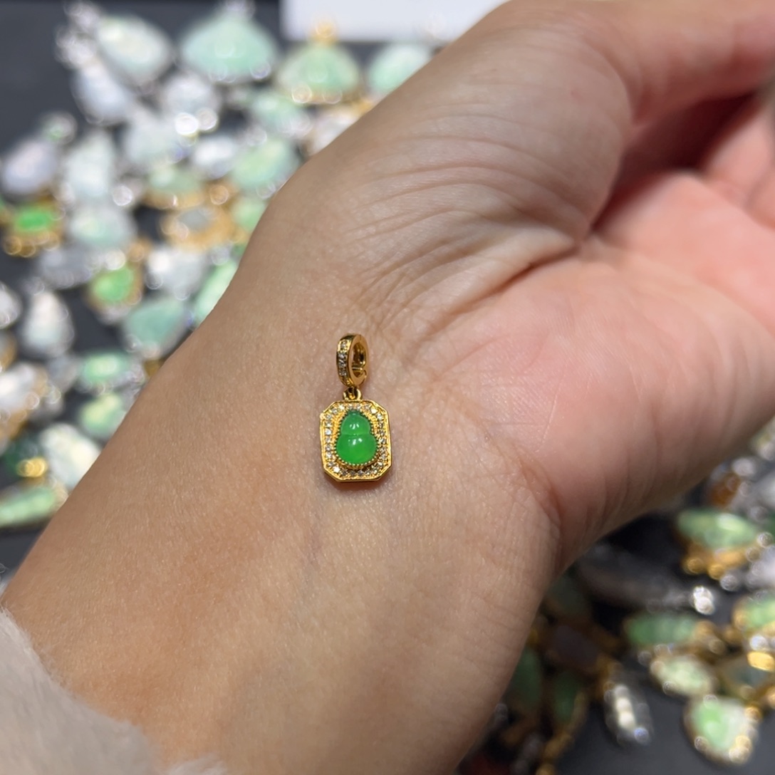 翡翠颈饰18K金镶嵌F****y吊坠