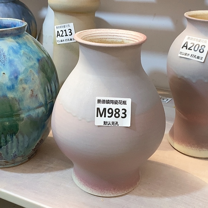 瓶景德镇陶瓷。景德镇陶瓷