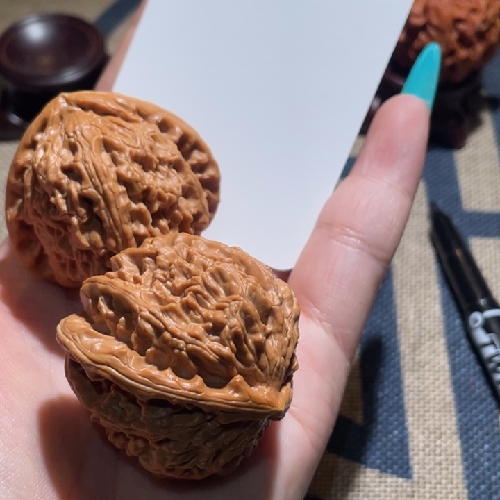 A***）文玩核桃吊坠白狮子