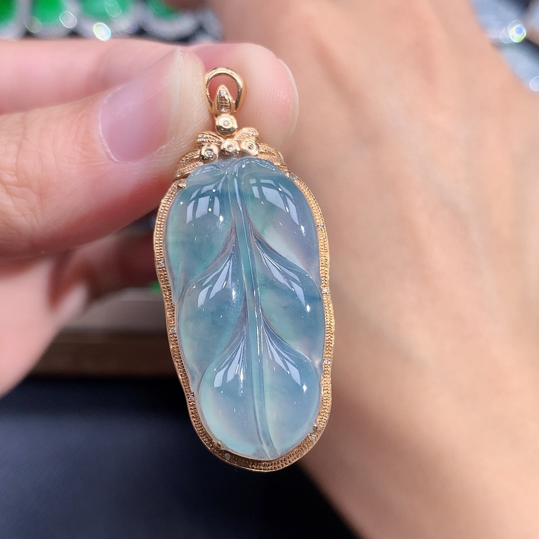 翡翠18K金镶嵌颈饰