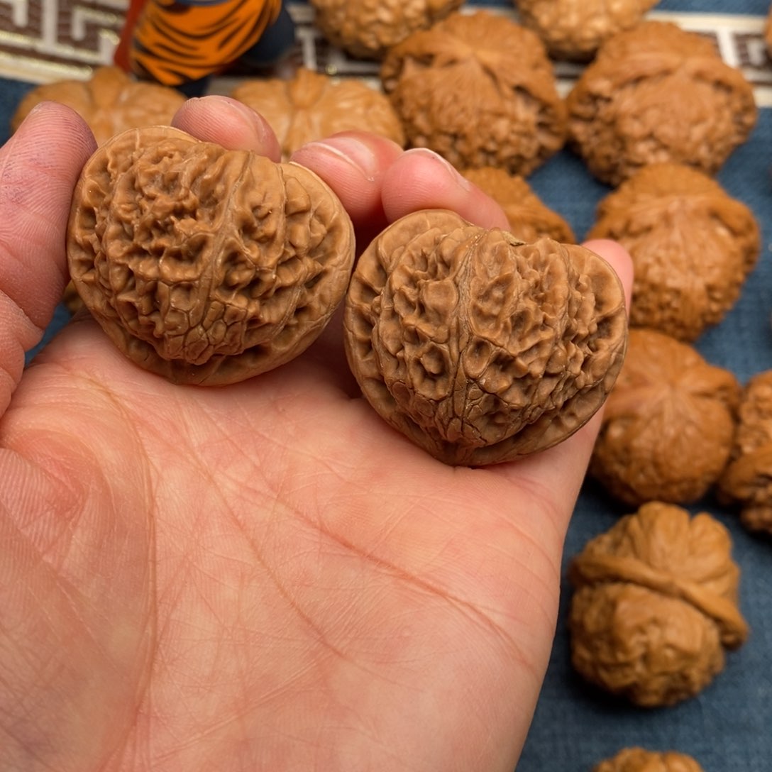 文玩核桃把件38全品桃心灯