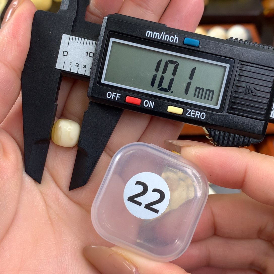 琥珀珠宝奇石未镶嵌琥珀蜜蜡微瑕小凹坑