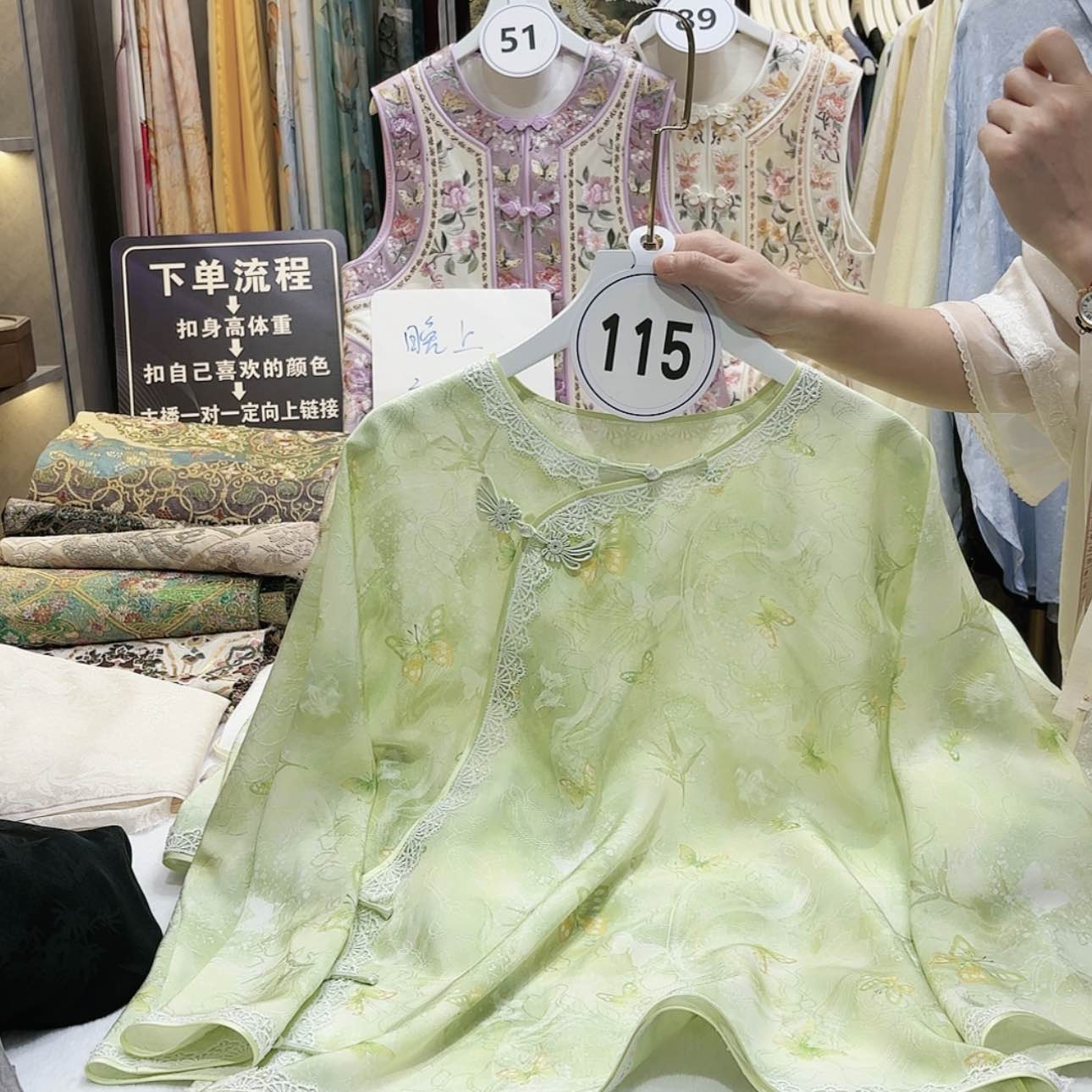 【闪购商品】草**晶苏绣的艺术品是一个人在