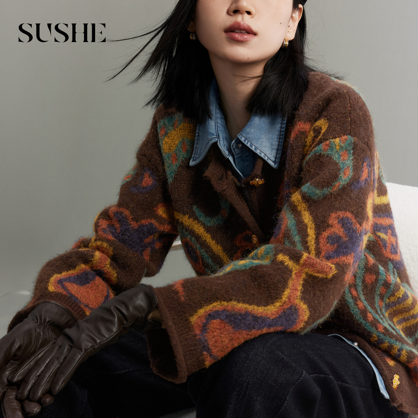 束皙SUSHE 迭绚 时髦艺术家 复古腰果花罗纹圆领落肩卷边毛衣开衫