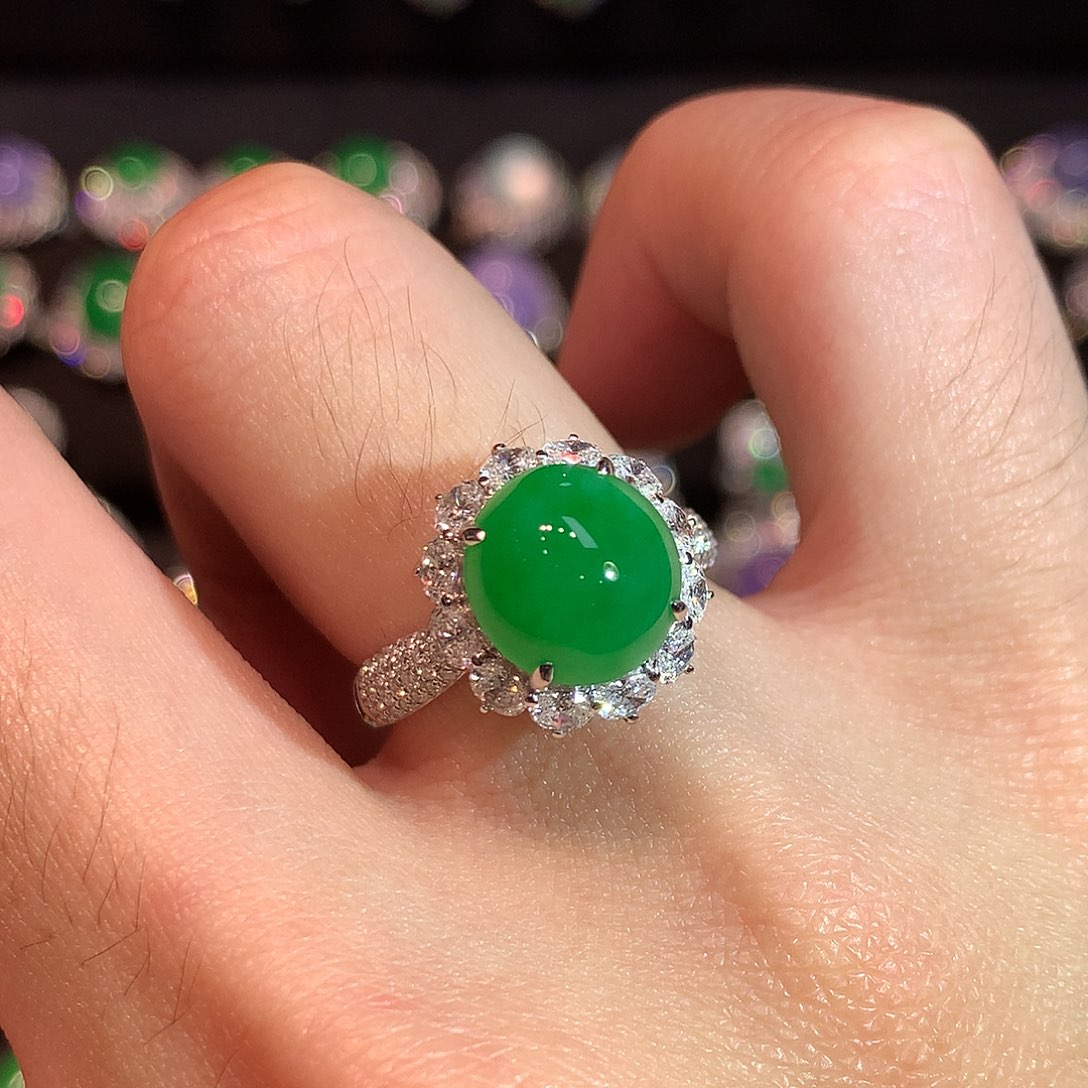 翡翠18K金镶嵌戒指正冰辣绿蛋面戒指