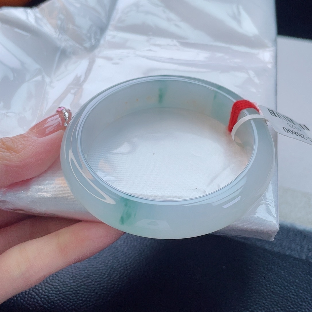 翡翠手镯未镶嵌翡翠