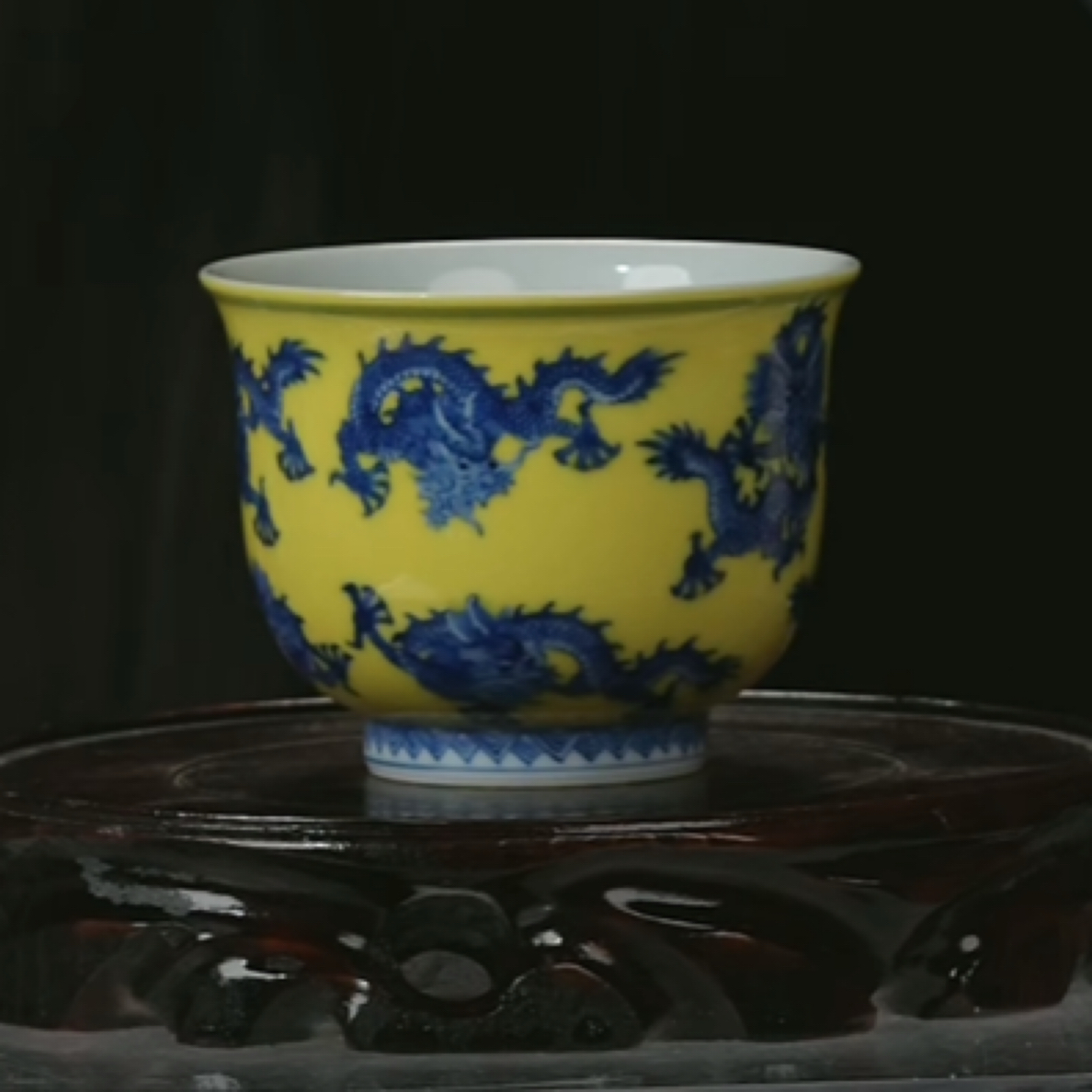 Y黄地青花九龙纹杯