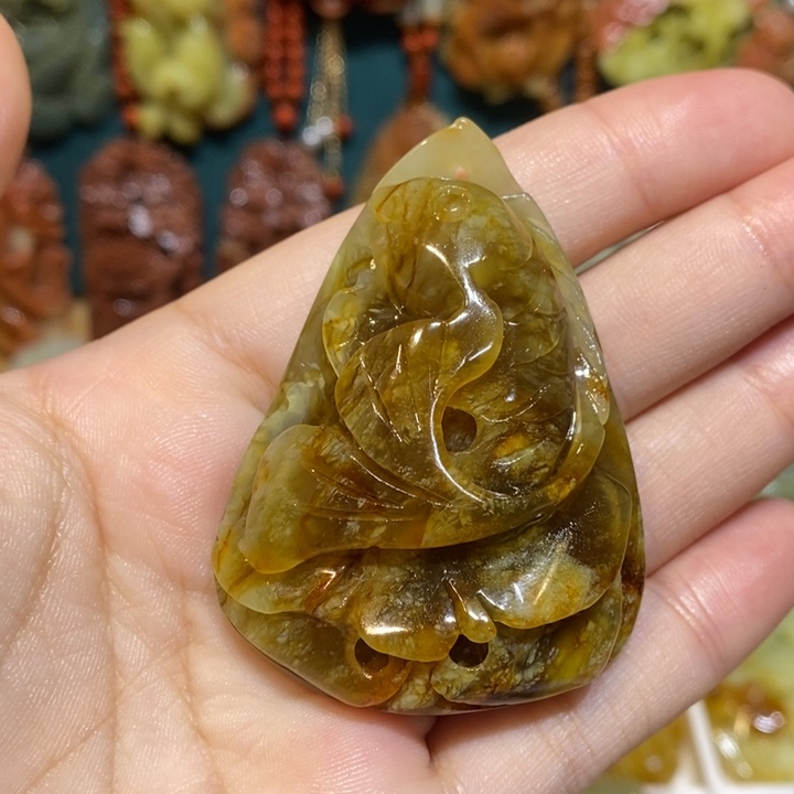 蛇纹石玉未镶嵌颈饰