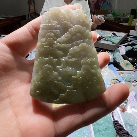 翡翠未镶嵌颈饰一个