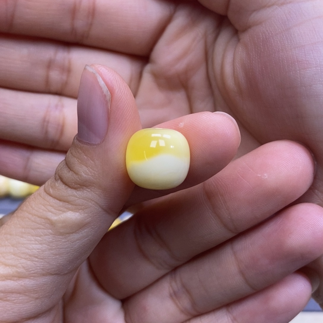 琥珀未镶嵌珠宝奇石白**相