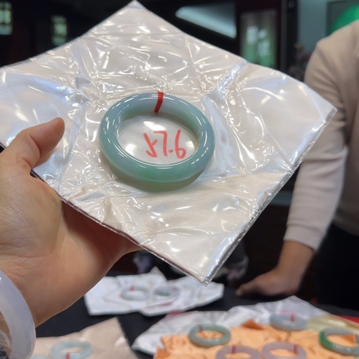 翡翠手镯未镶嵌手镯