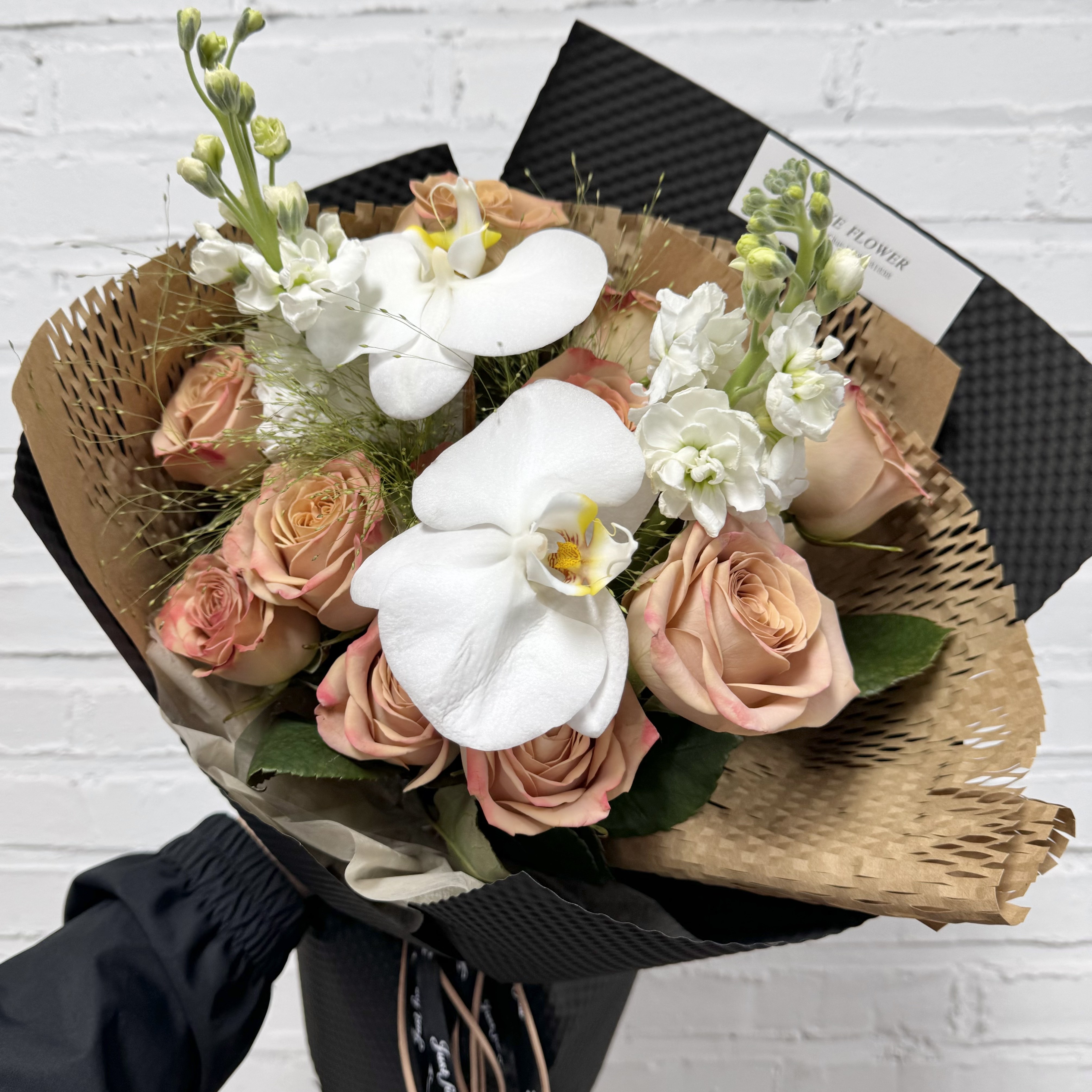 十一枝卡布奇诺两朵蝴蝶兰两枝紫罗兰花束