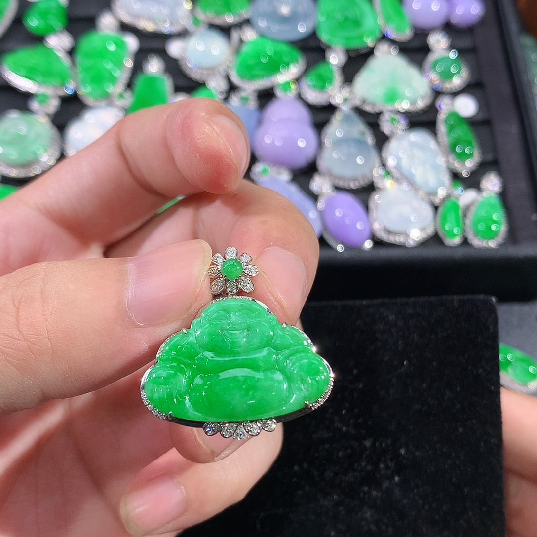 翡翠18K金镶嵌颈饰