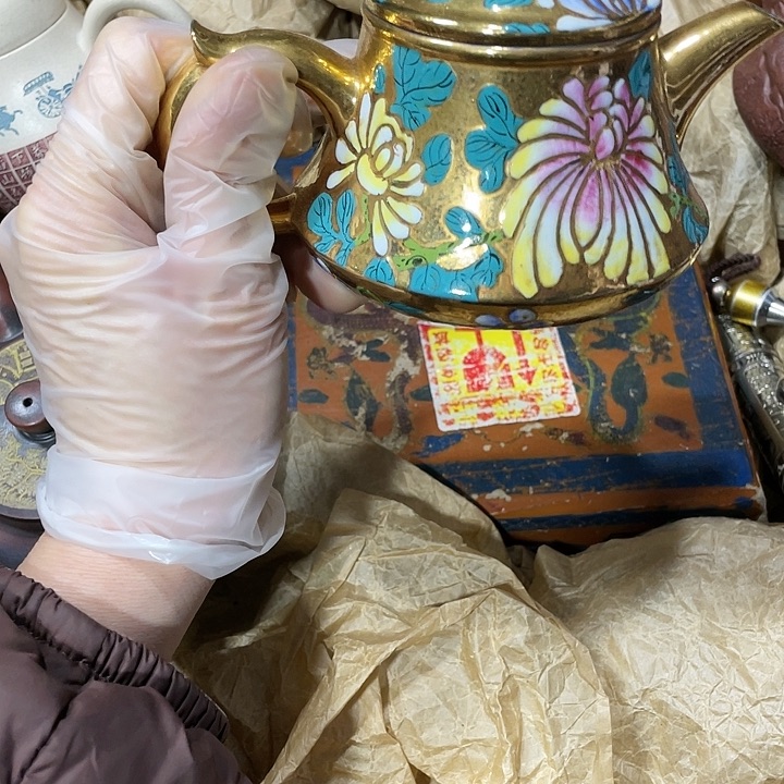 茶壶紫砂原矿泥料，手工制作的一把紫砂壶。