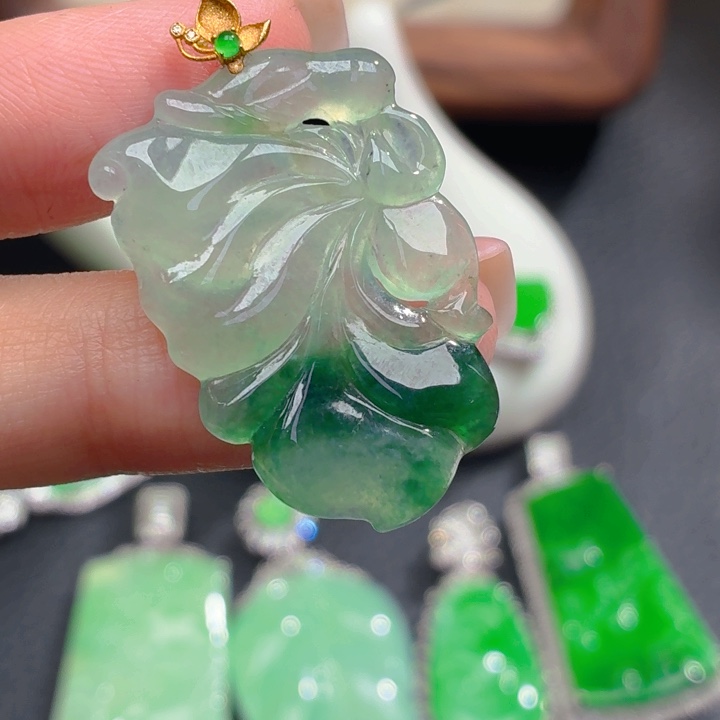 颈饰18K金镶嵌翡翠