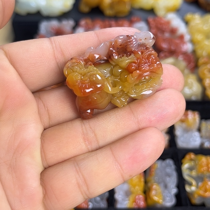 未镶嵌石英质玉（黄龙玉）颈饰