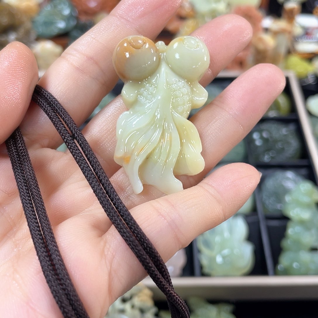 蛇纹石玉颈饰未镶嵌