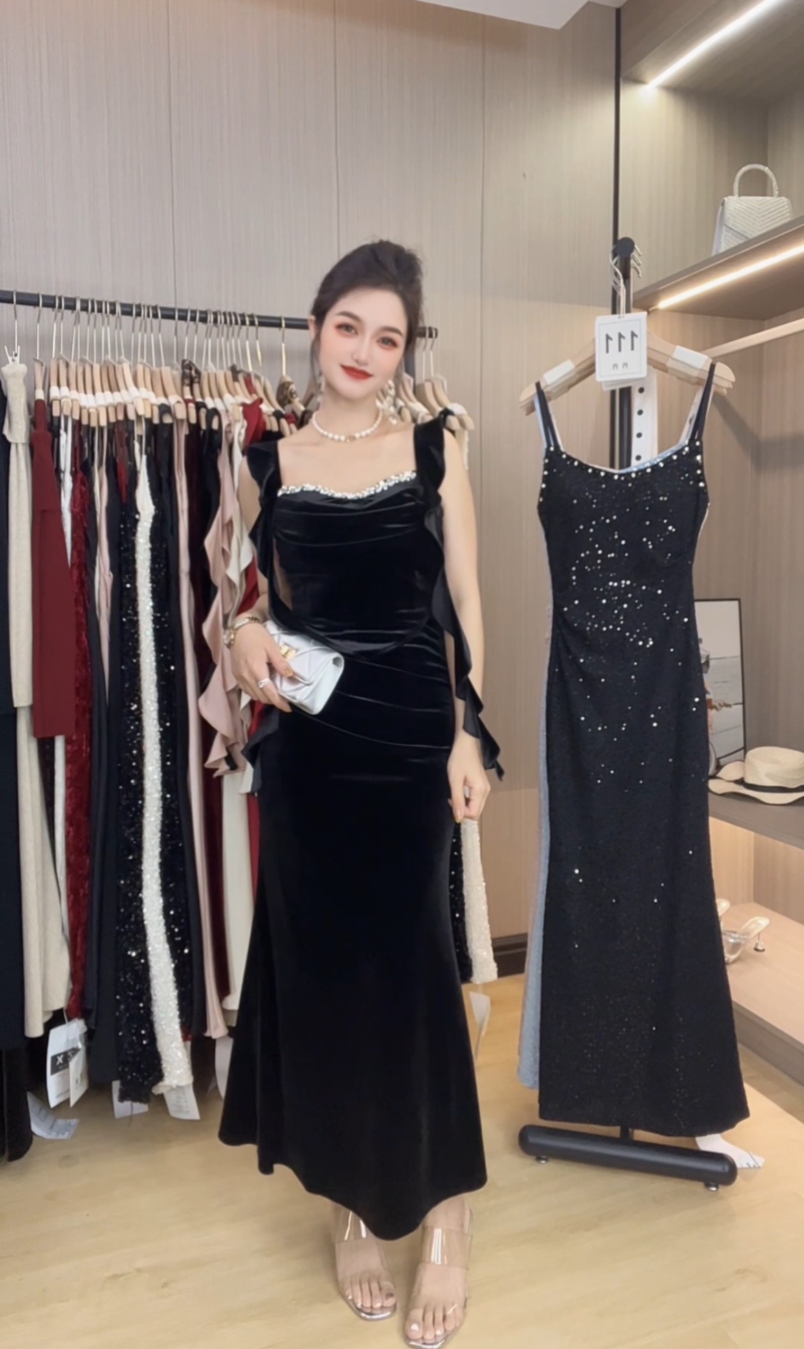 高级感飘带胸垫钻链荡领丝绒吊带裙秋冬百搭捏褶收腰显瘦轻奢新