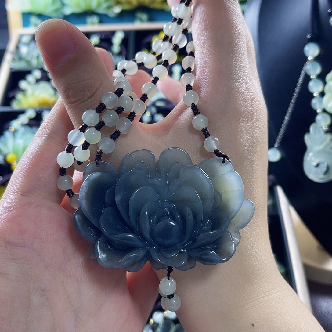 蛇纹石玉颈饰合金