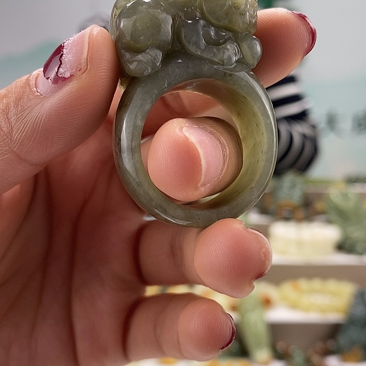 和田玉戒指未镶嵌有瑕