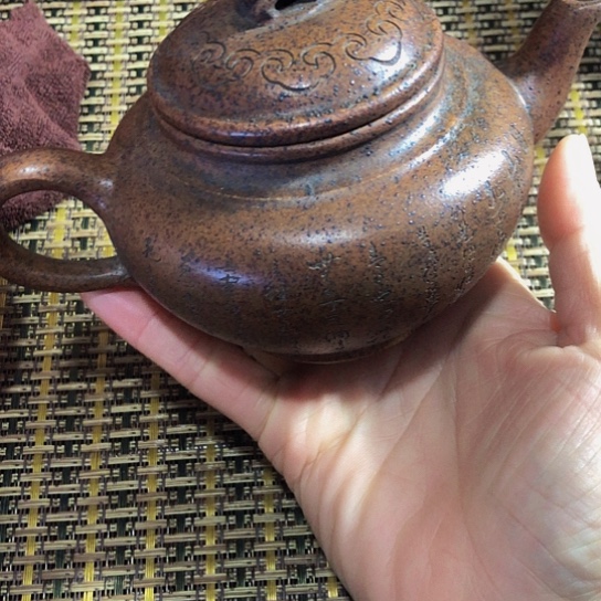 紫砂茶壶原矿泥料手工制作的紫砂壶。