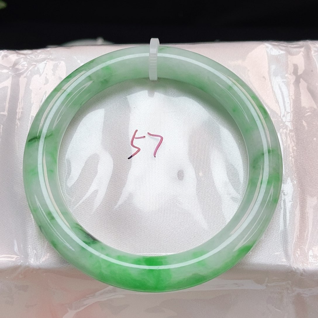 翡翠手镯未镶嵌满圈飘绿圆条