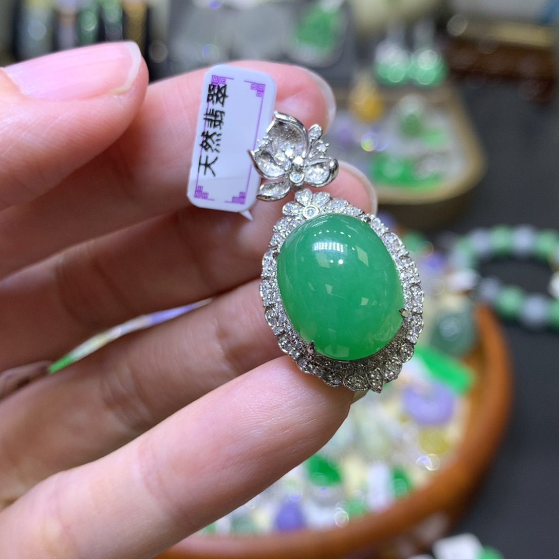 翡翠颈饰18K金镶嵌翡翠吊坠项链