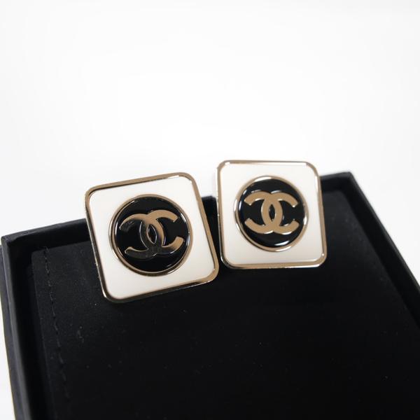 Chanel 黑白珐琅方块耳钉