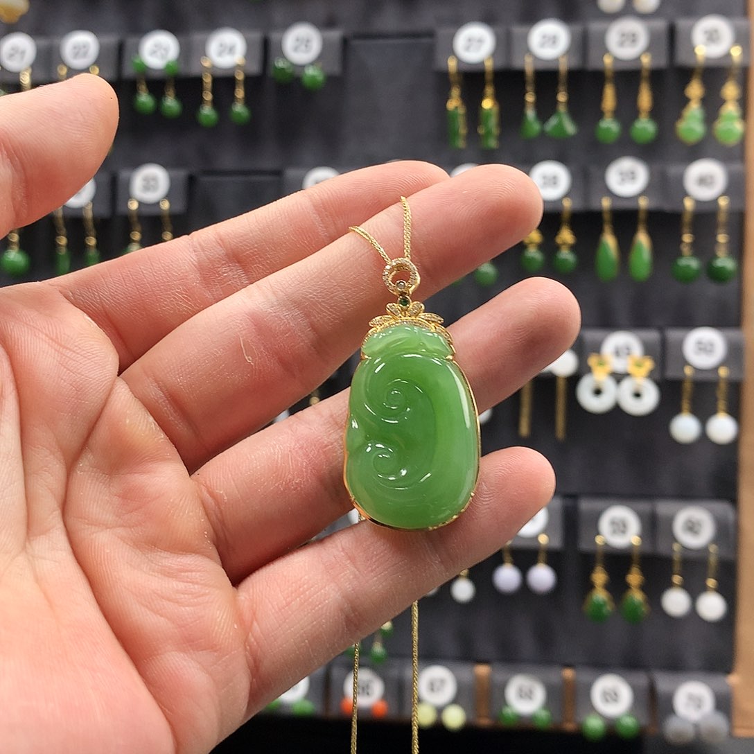 和田玉颈饰18K金镶嵌