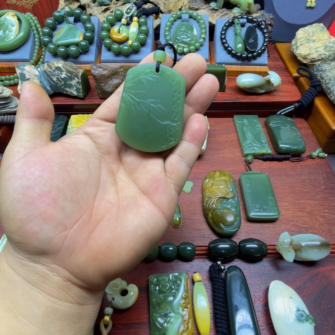 颈饰未镶嵌岫岩河磨玉（透闪石质玉）和**荷