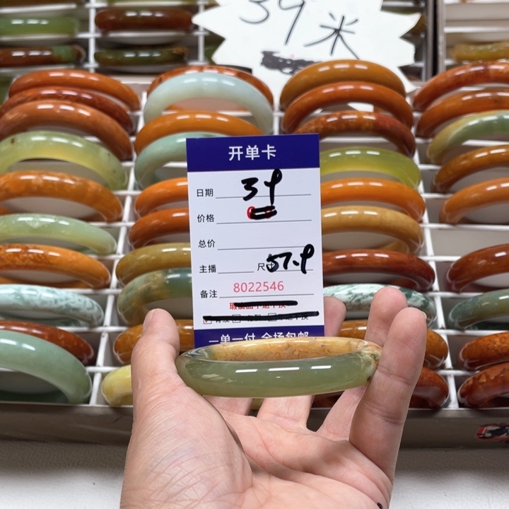 蛇纹石玉手镯未镶嵌美***姐